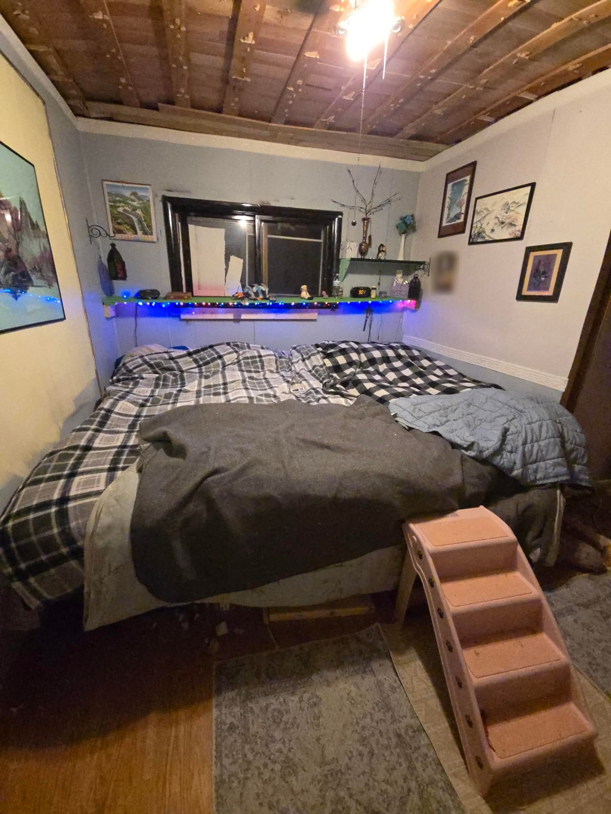 Beam over the bed: a real bedroom, read