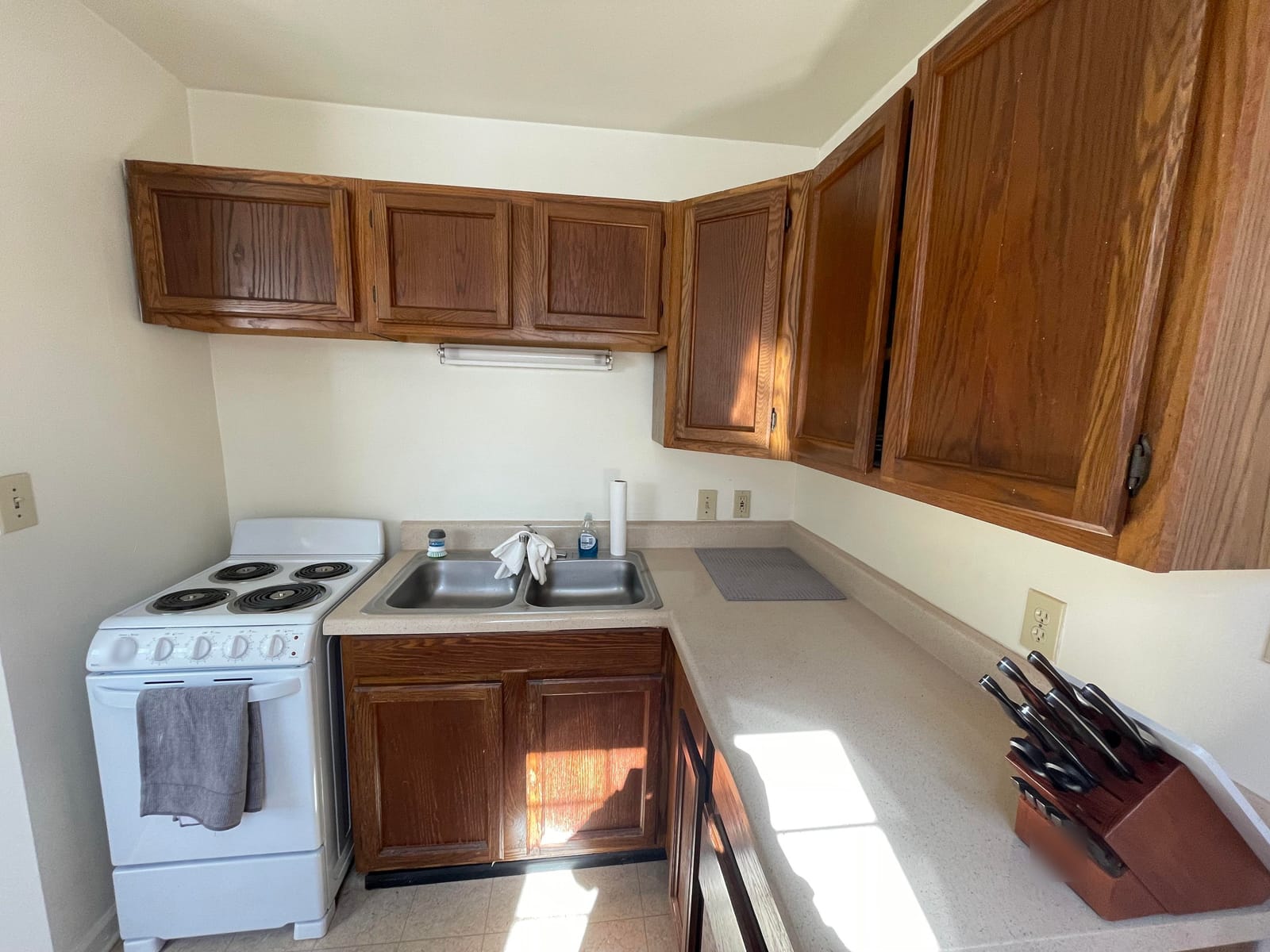 Stove next to the sink: a real kitchen, read